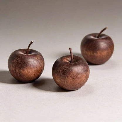 Mele decorative in legno naturale utilizzate come centrotavola