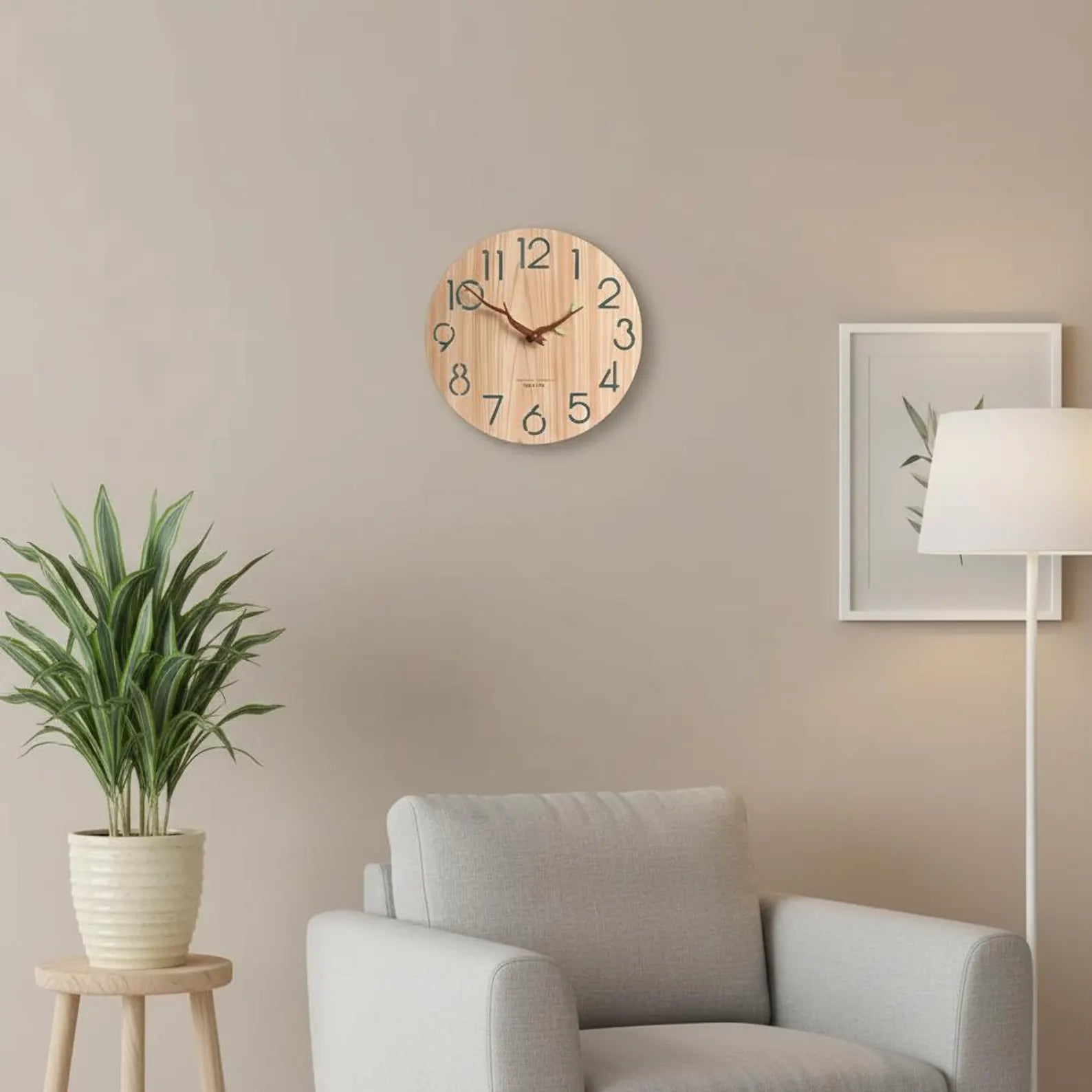 Orologio da parete in legno rotondo con numeri chiari arredamento moderno