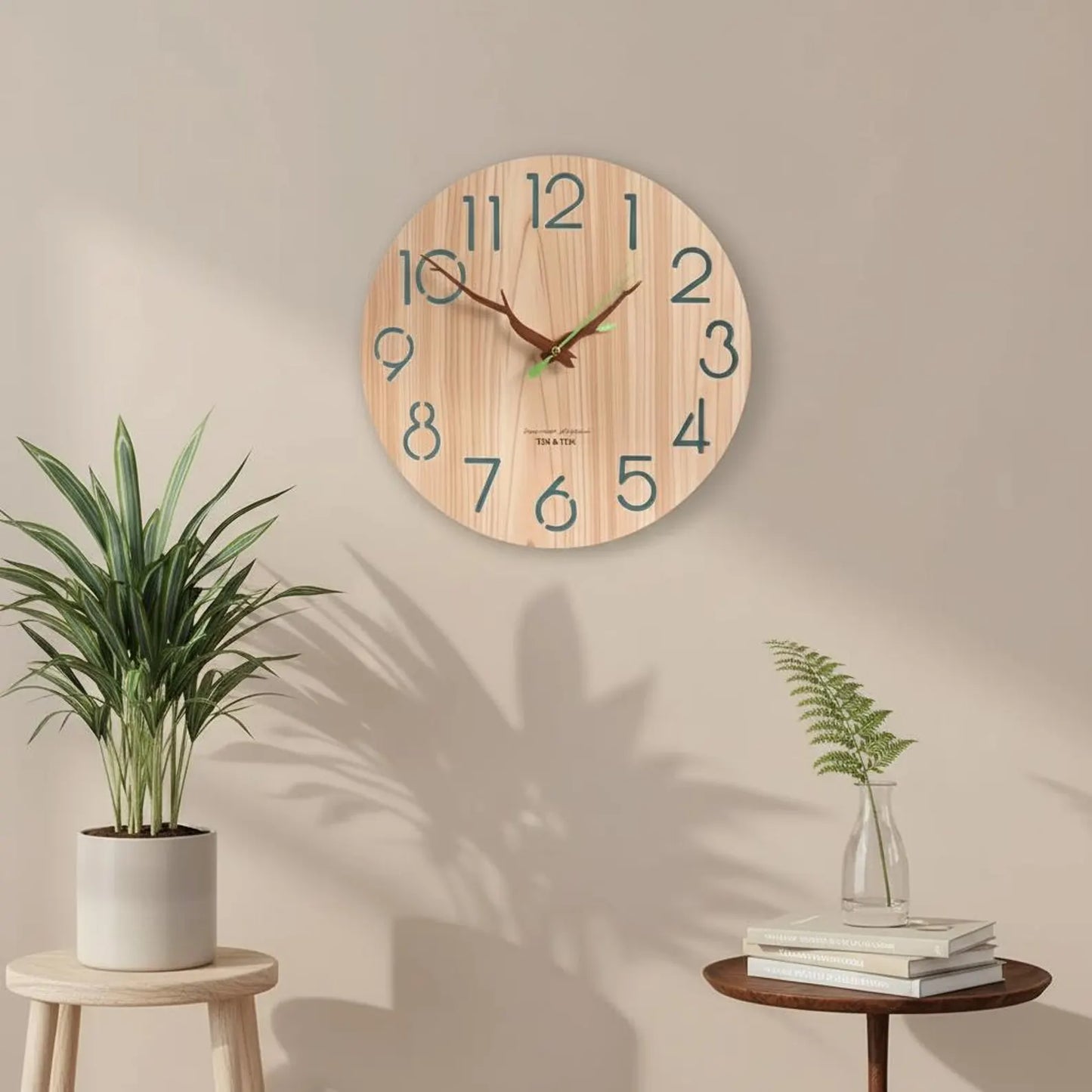 Orologio da parete rotondo in legno naturale sopra poltrona moderna