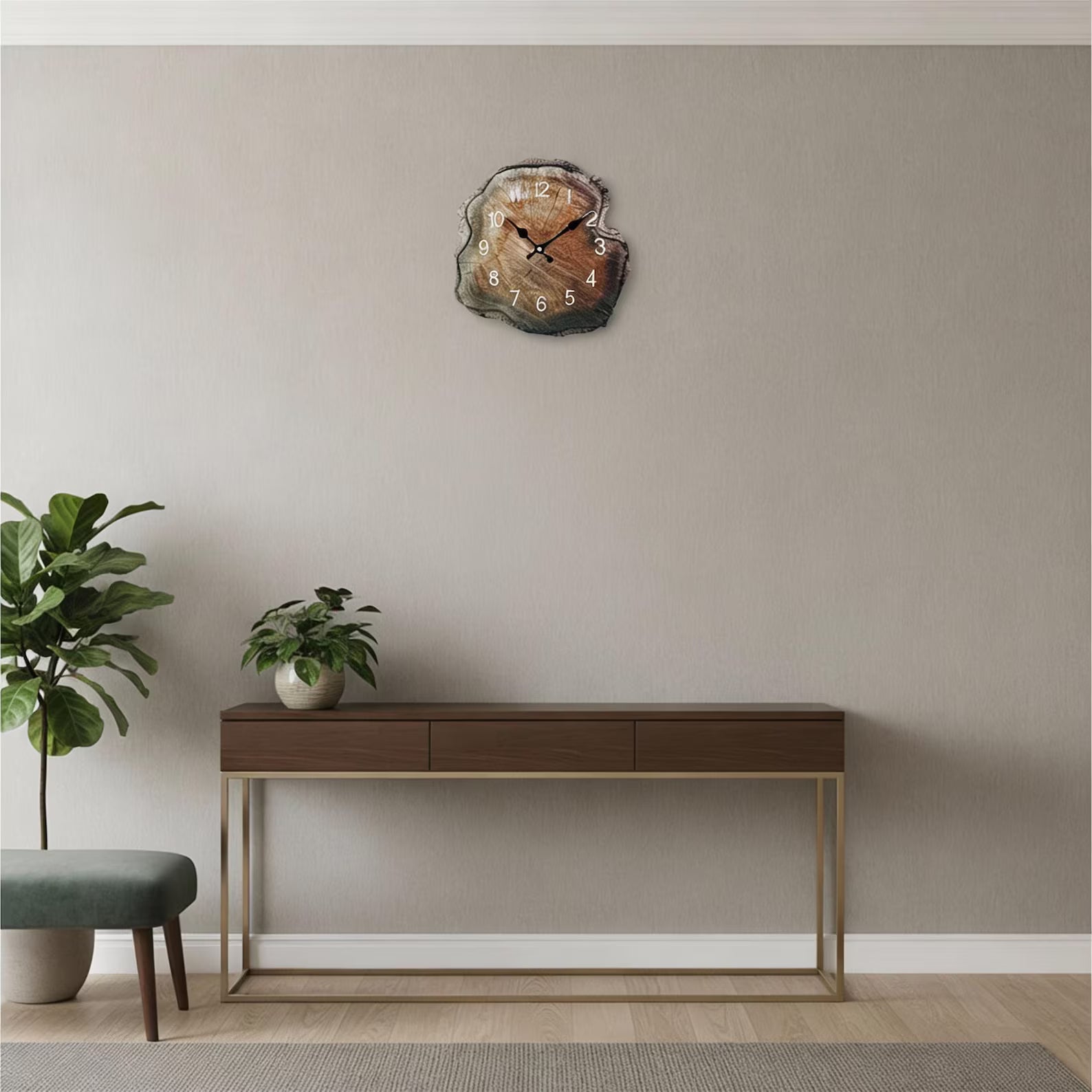 Orologio in legno naturale su parete moderna arredamento soggiorno