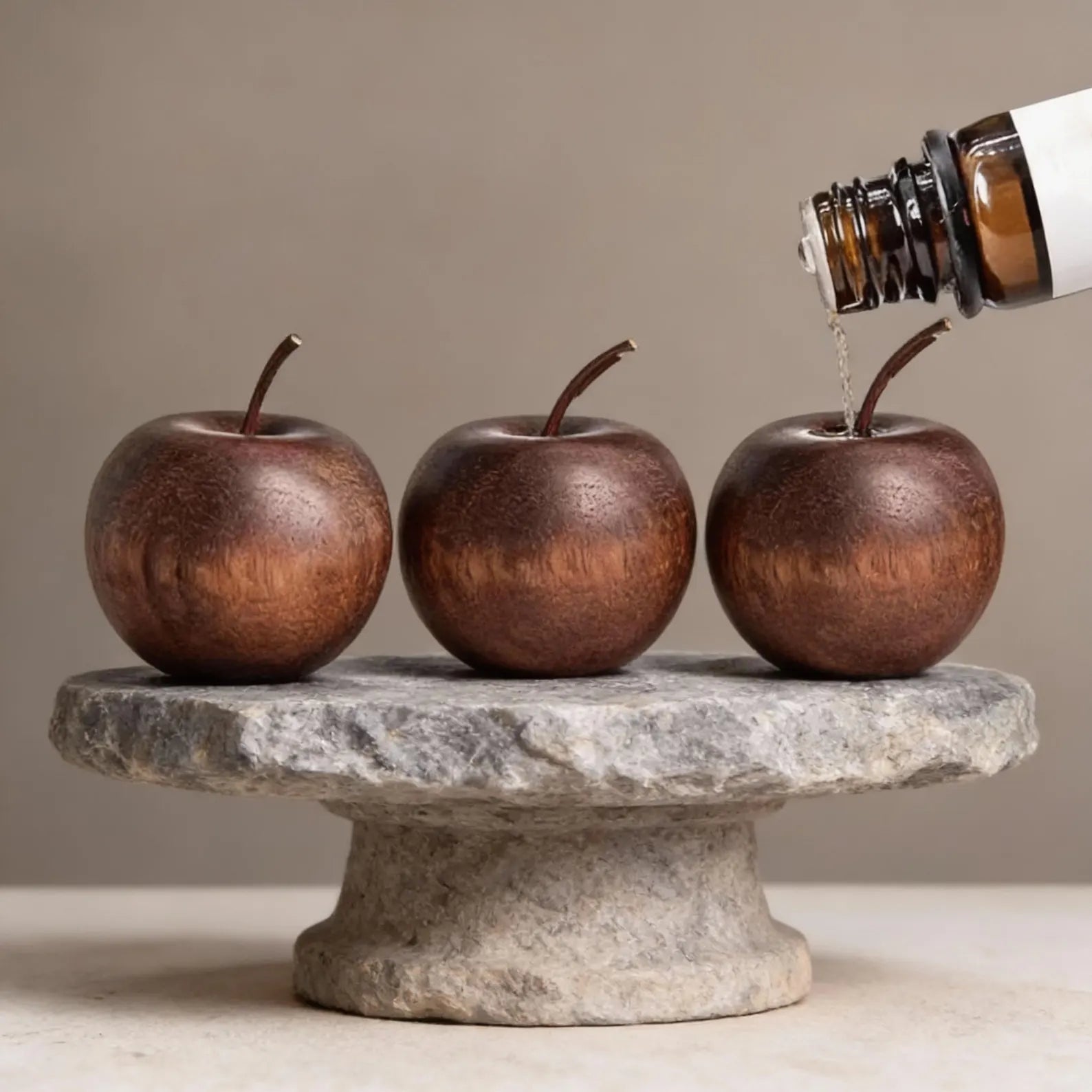 Set di mele decorative in legno naturale su superficie chiara